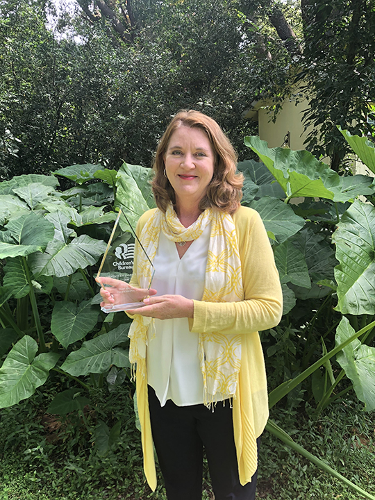 Melinda Lis with award